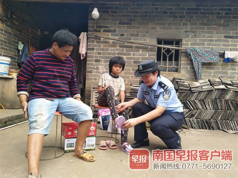 人间有爱民警暖心帮助残疾女孩,派出所女警关爱儿童