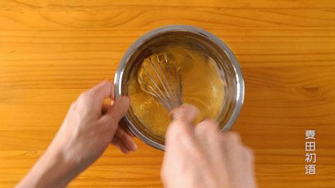 纸杯戚风蛋糕不塌不回缩的诀窍,用纸杯做戚风蛋糕湿乎乎的