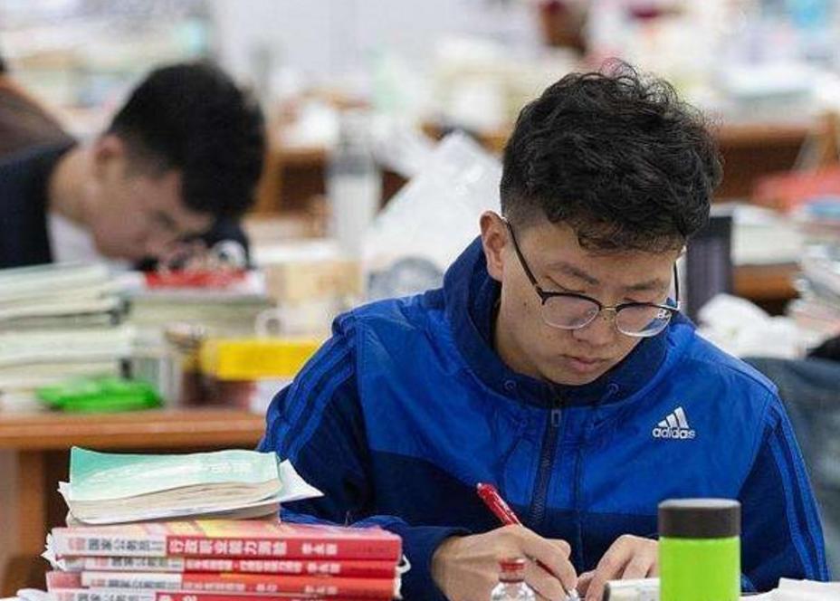 导师好心建议研究生“换头像”，被全网声讨：这是师生PUA啊