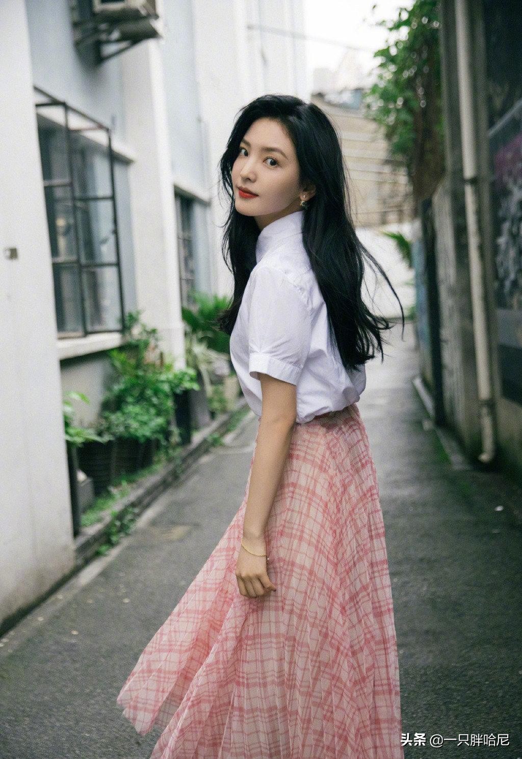 脸黄染什么头发好看又显得年轻,黄头发颜色减龄显白