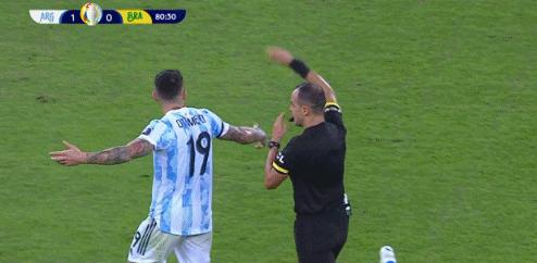 内马尔球袜脚被踢破,梅西进球内马尔被砸