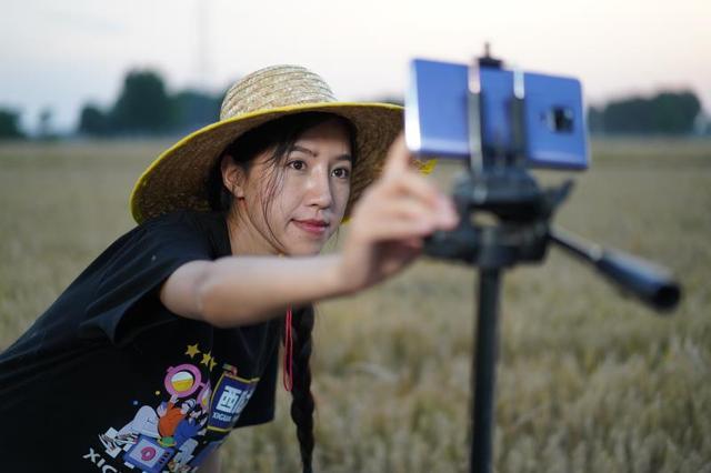 浙江29岁农村女孩白手起家摆地摊 (女大学生回乡摆摊创业)