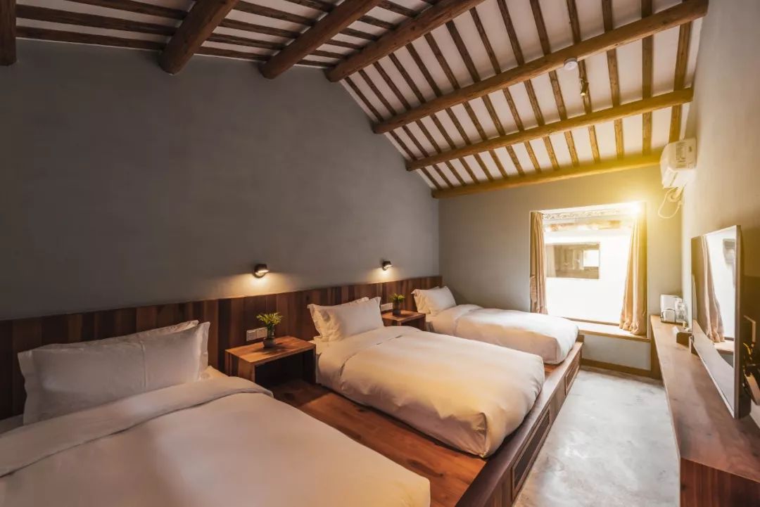 秋日河畔画中小镇，隐于茶园流水，山水间三店新开旅居吃茶慢生活