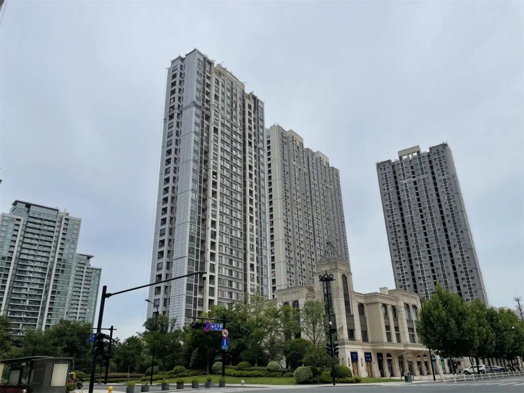 一线江景法拍房,一家老小都出动