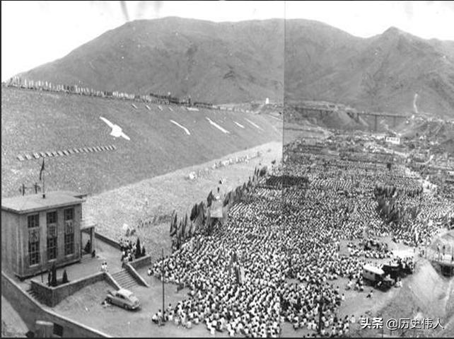 修建十三陵水库时，周恩来参加义务劳动：我作为总理就该多拉几车