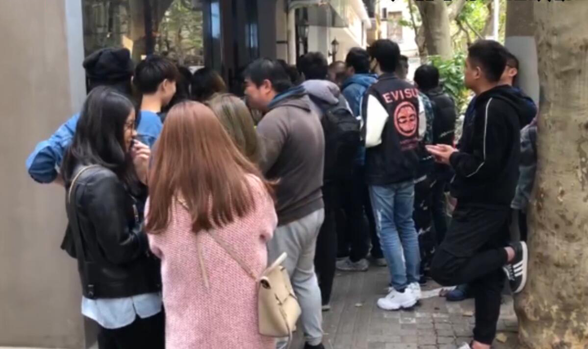 上海真爱粉排14小时买JJ一杯咖啡黄牛：这届粉不行周董的卖500都抢这才加50