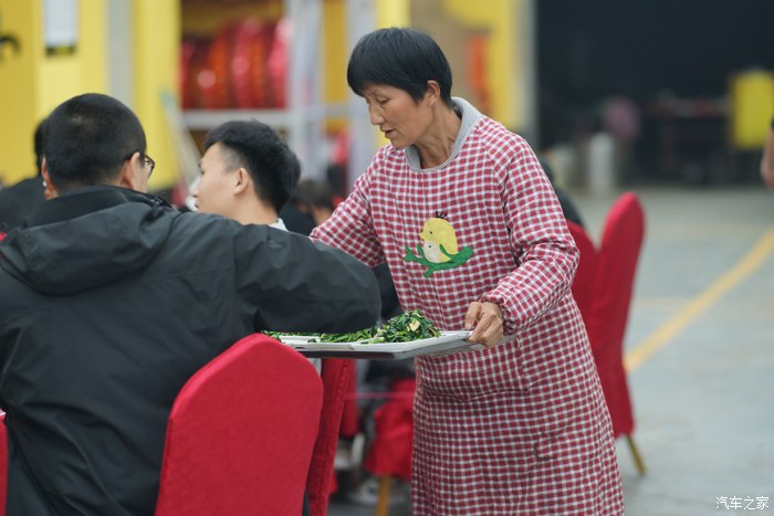 开上大红唐，参加西安车友会会长聚会纪实