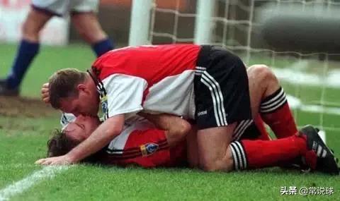 足球现场亲吻,足球场上的亲吻是哪场比赛