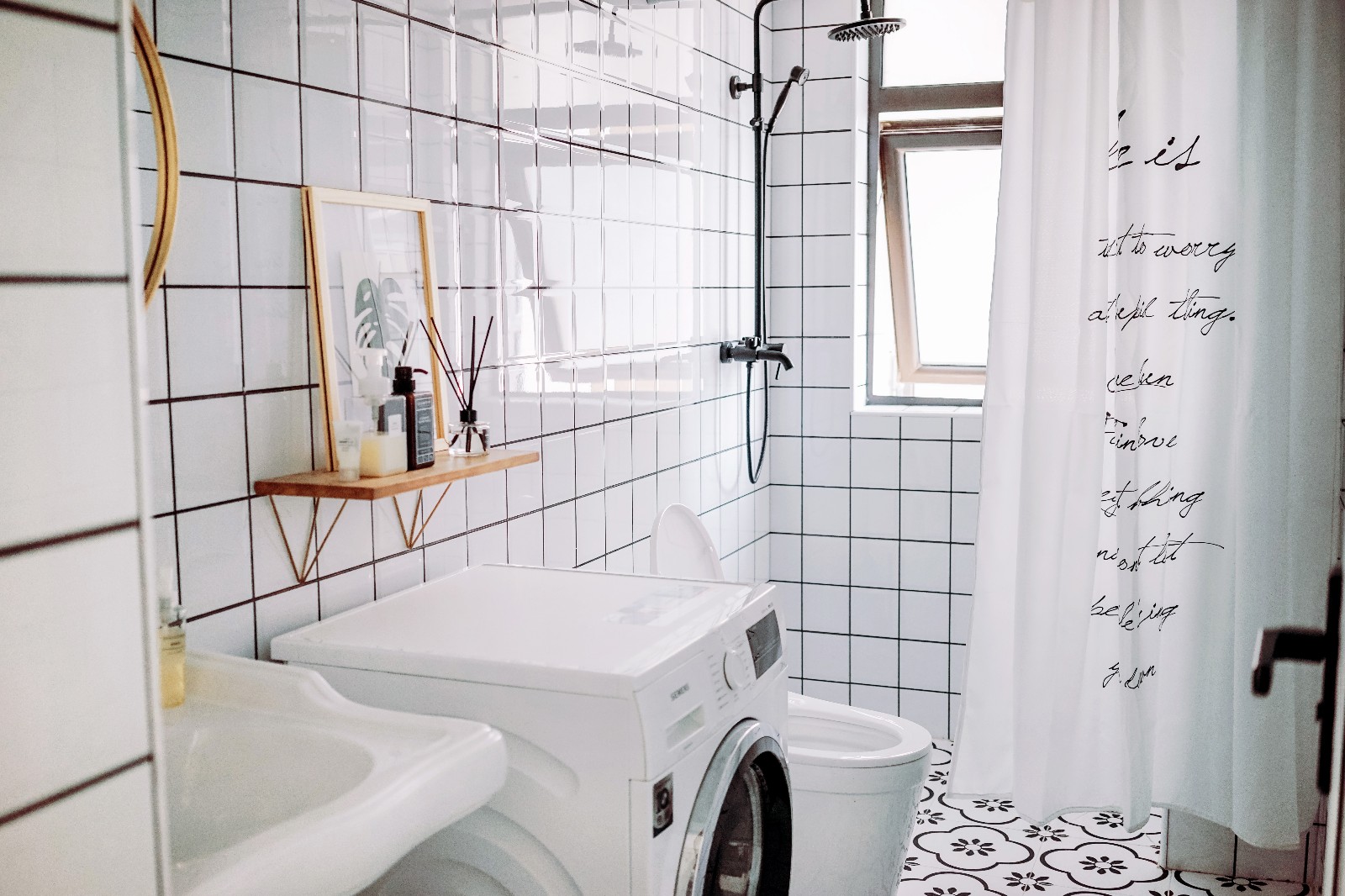 瓷砖转角如何处理？贴阳角线和做碰角，有什么区别？哪种更好？