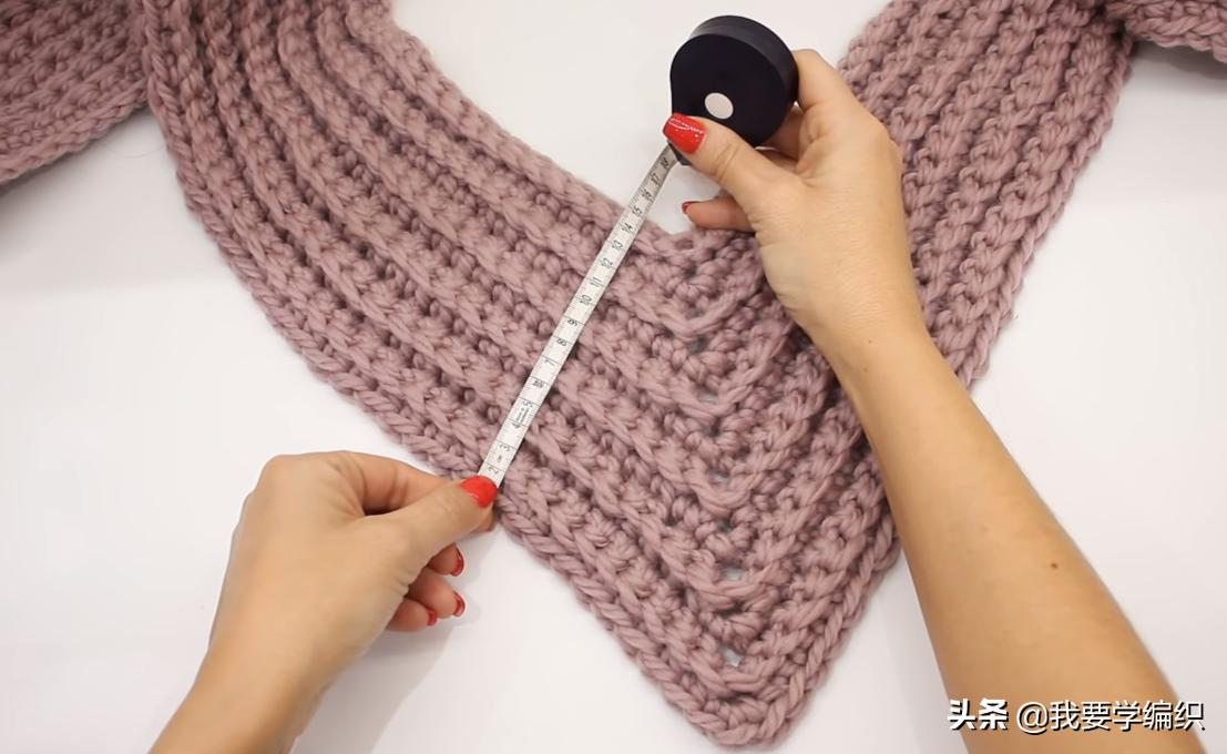 适合初学者学习的三角绒球围巾，简单易学，搭配衣服大气有范