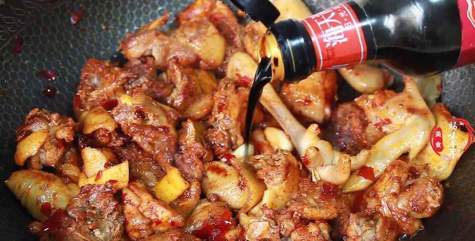 炒鸡肉要拿什么配菜混合才好吃呢,过年宴客鸡肉可以这样炒鲜香入味