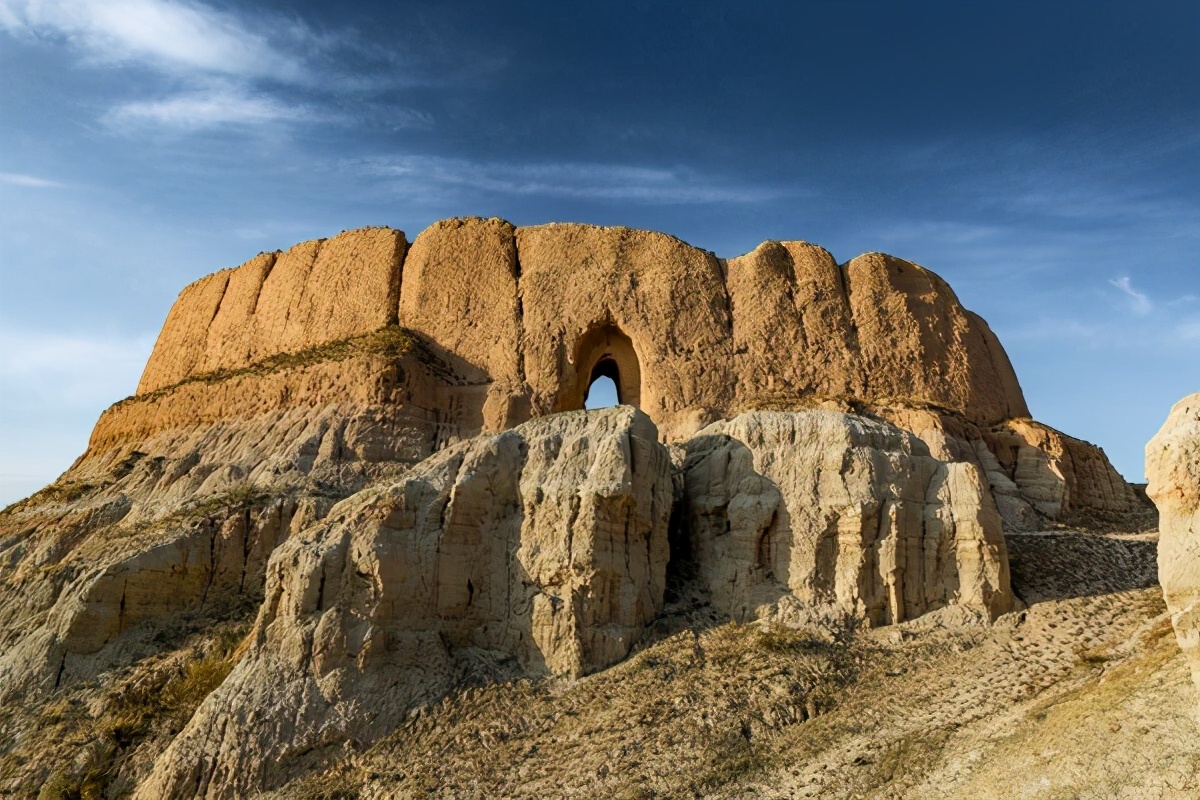 开国上将回故乡，看到警车封路并且隔开群众，怒问：耍什么排场？