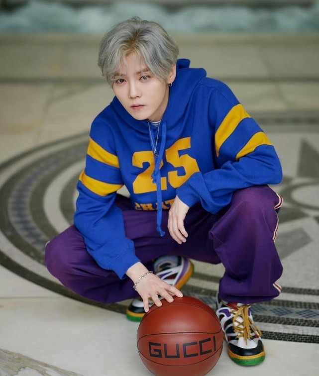 路人晒与鹿晗踢足球合照,鹿晗的素颜真实照片直播