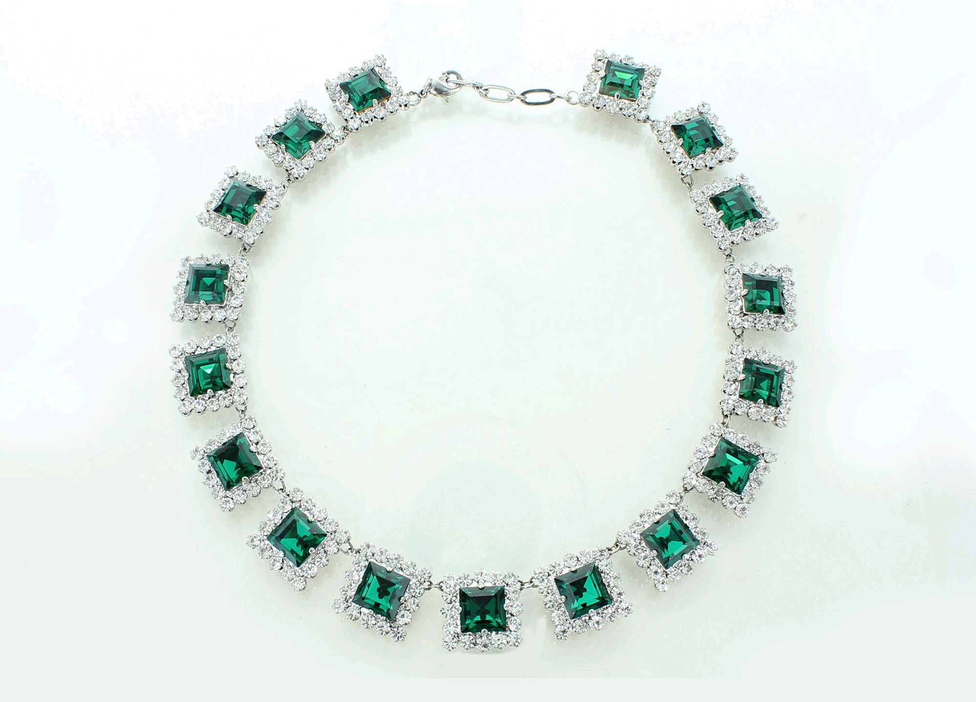 沙特王室送女王珠宝,英国王室的珠宝有多少