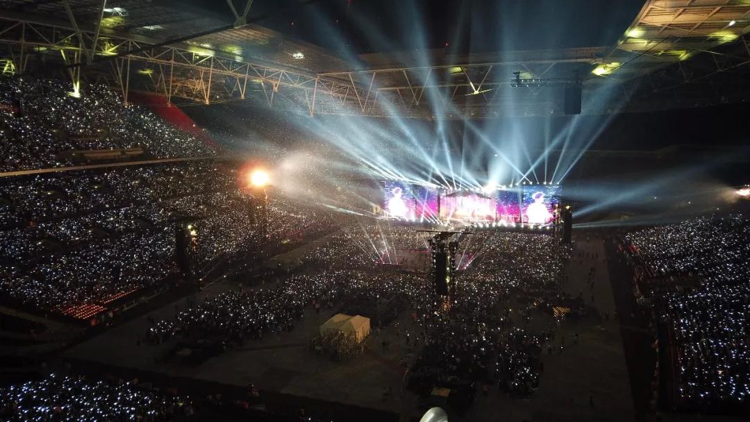 他们征服了这被世人铭记的传奇音乐圣殿，再次创造K-pop新历史