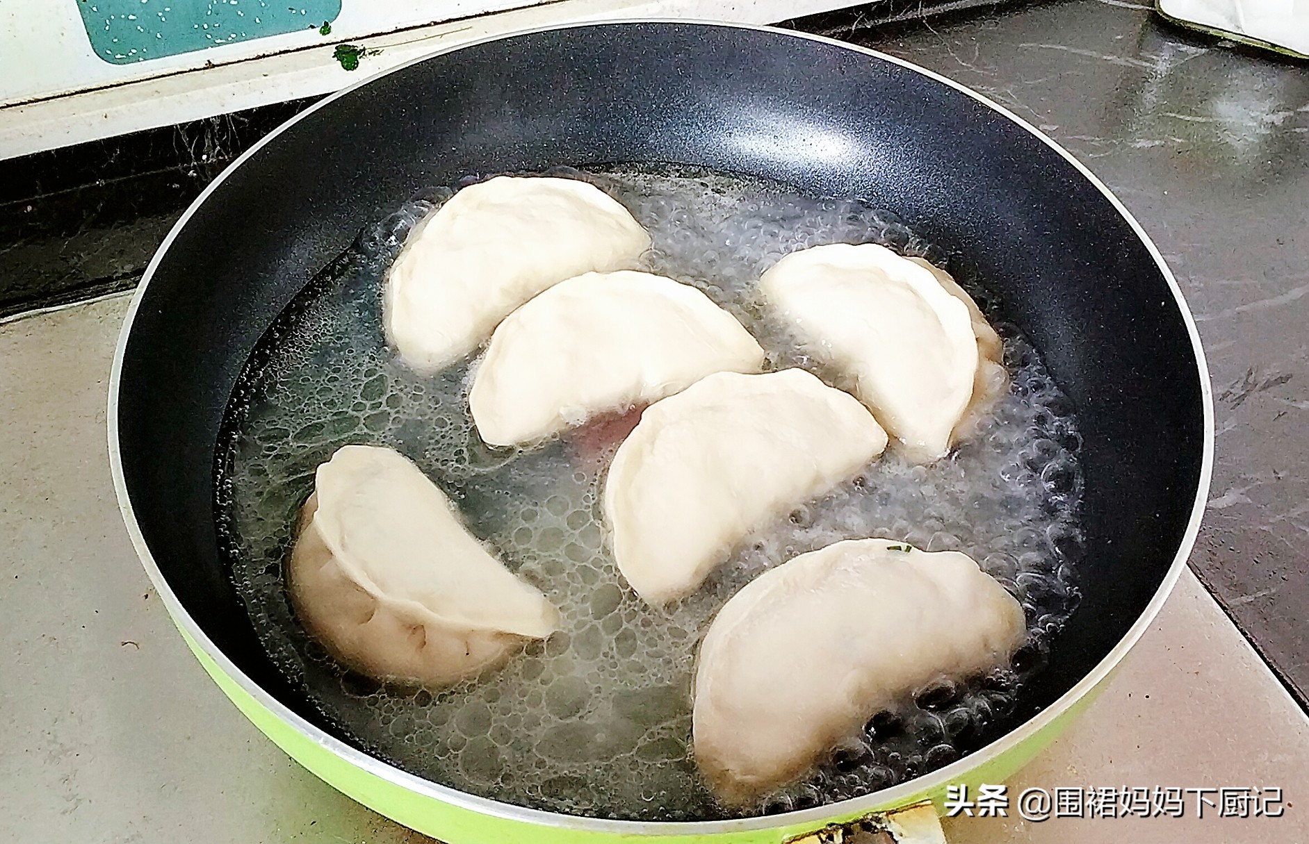 水煎包子怎么煎才酥脆好吃,水煎包的包子做出来为什么皮很硬