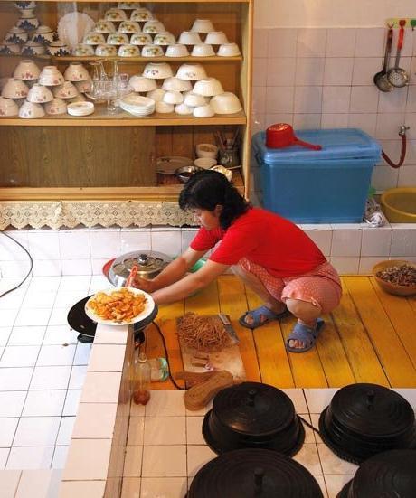 朝鲜农村媳妇，小买卖赚钱，家里买米买面穿衣做饭，一样也拉不下