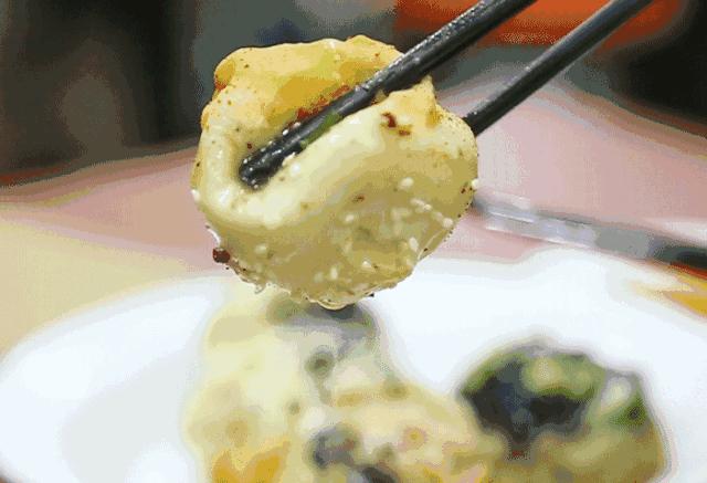 一口下去，满口留香，这便是生煎的魅力！好吃到舔屏！