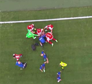 这又虐又暖的一幕，也许会让你喜欢上足球