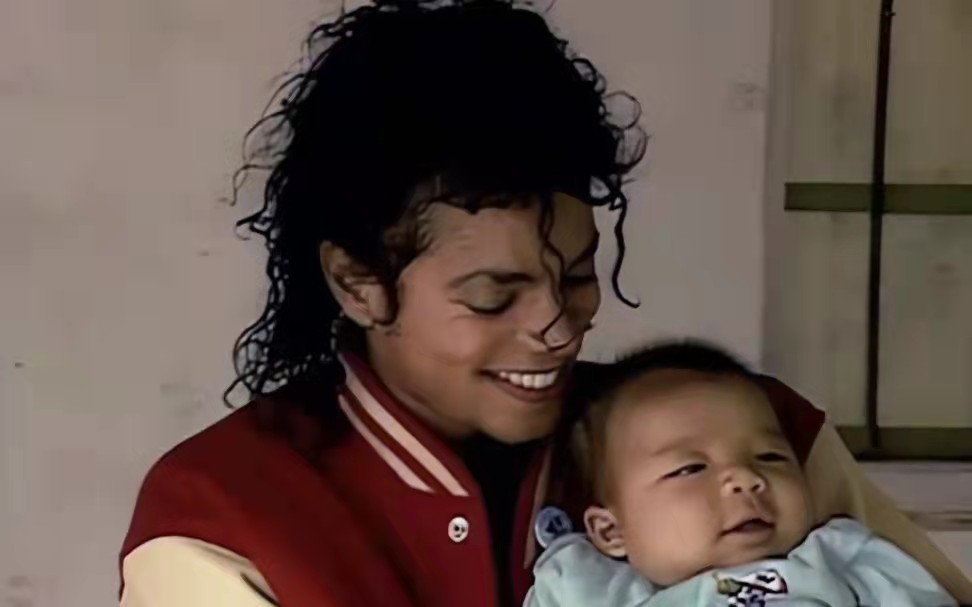 中山迈克尔杰克逊,迈克尔杰克逊跟中山老太太合影