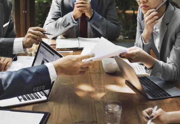 人是被左右的动物坚持独立思考,人是一种理性又感性的动物