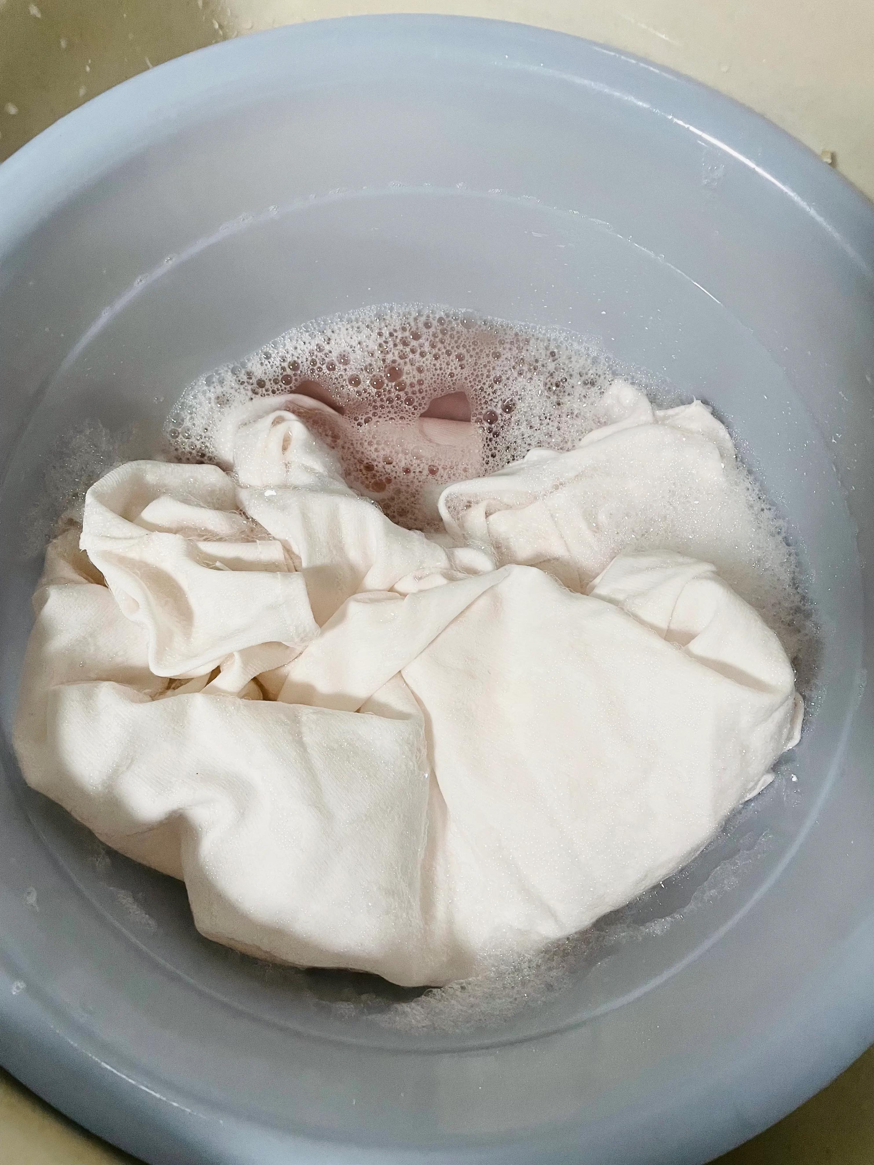 白衬衫被84消毒液染色了怎么处理,白衬衫被染色怎么洗掉妙招