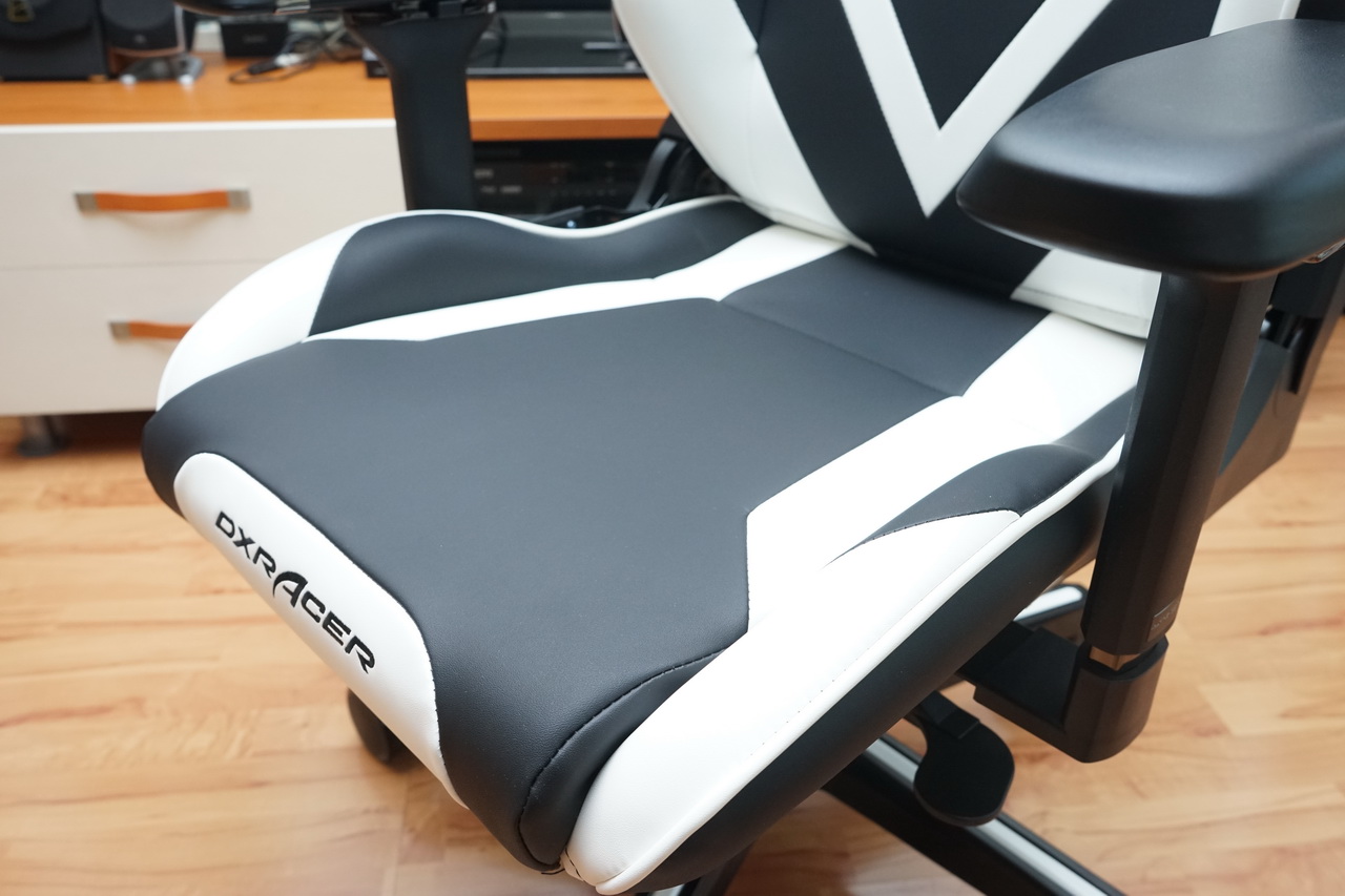 迪锐克斯dxracer电竞桌,甜品级显卡