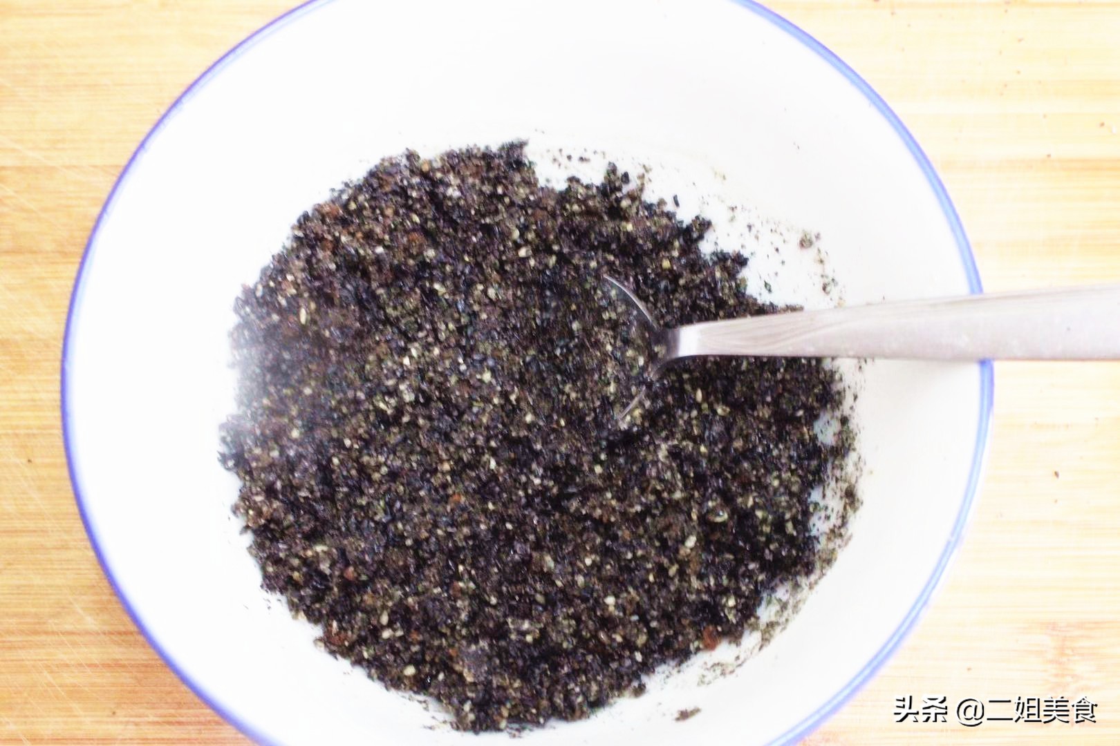 把糯米蒸熟再用油煎,把糯米上锅蒸一蒸