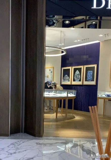 张亮离婚引发网友猜测,张亮宣布离婚前低调现身机场