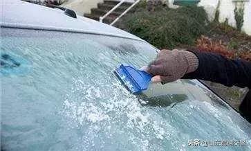 冬天汽车玻璃怎样快速去除霜雪,怎样快速去除车前窗的霜雪