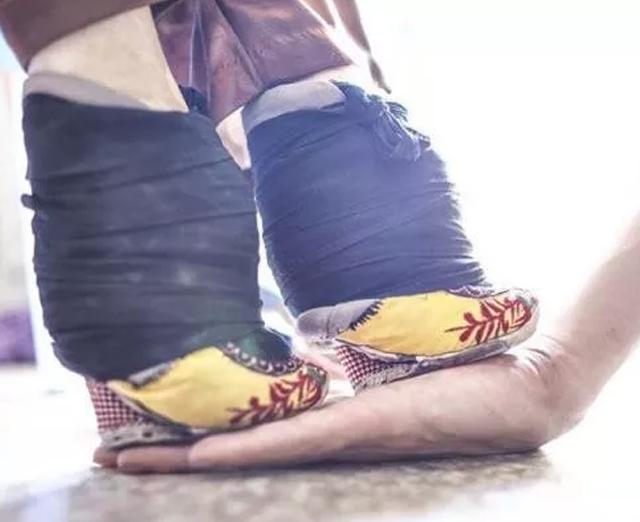 她凭“三寸金莲”嫁入豪门，洗脚都要等到夜深人静，105岁仍健在