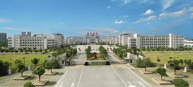 黄冈中学有多“厉害”？本科升学率98%，每年都有清华北大的苗子