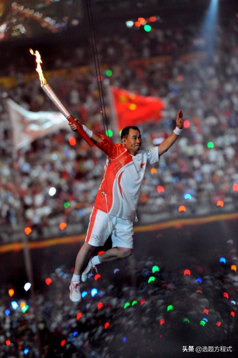 比起遥远的黑洞，网友更喜欢看视觉中国、翟天临式“脱轨”现场？