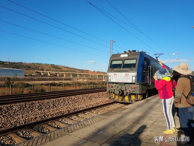 冬日阳光明媚，随走昆明松茂水库周边，遇见小村庄里的老式手工活