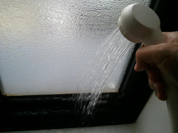 如何除窗户霉菌,浴室浴帘黑霉菌如何清理