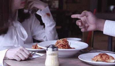 包包里常放这4样东西，一般都是精致讲究的女生，看看你有几样？