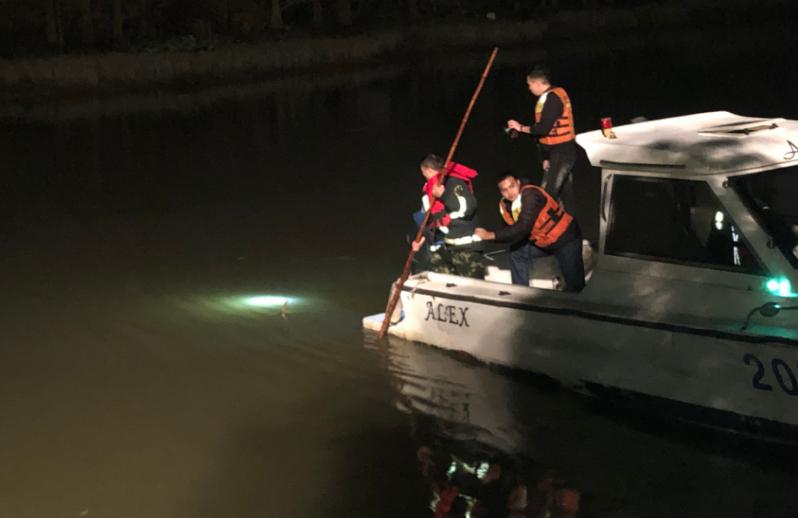 汽车坠河后怎么自救,为何汽车坠河很多人逃不出去