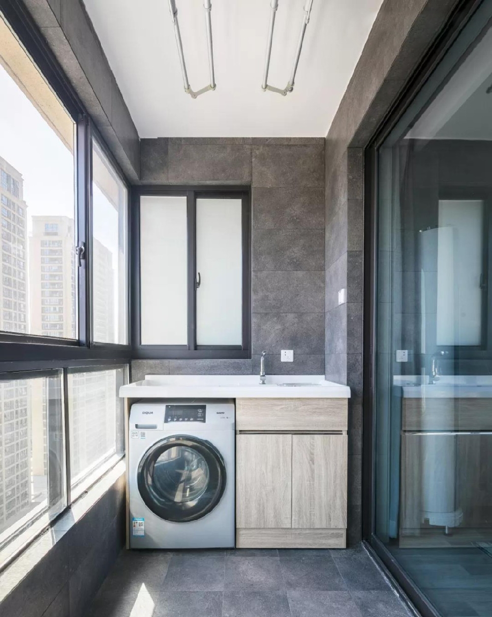 小户型阳台洗衣吊柜设计,阳台吊柜最实用的设计