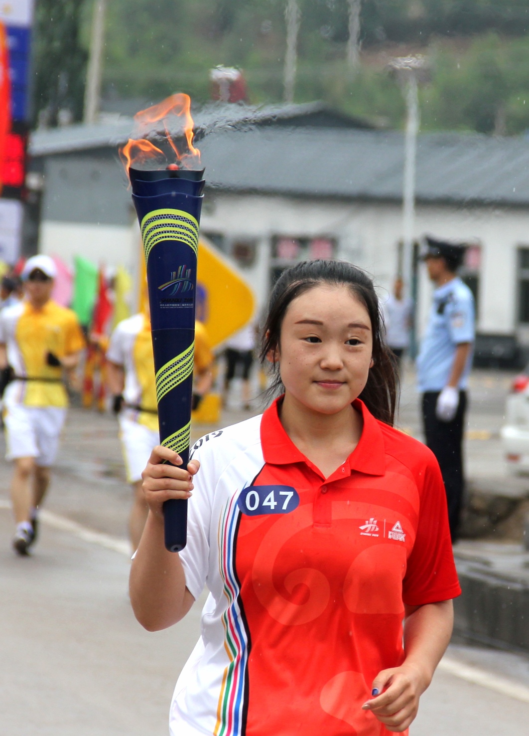 红色兴县喜迎二青圣火30万老区人民传递青*梦春**想