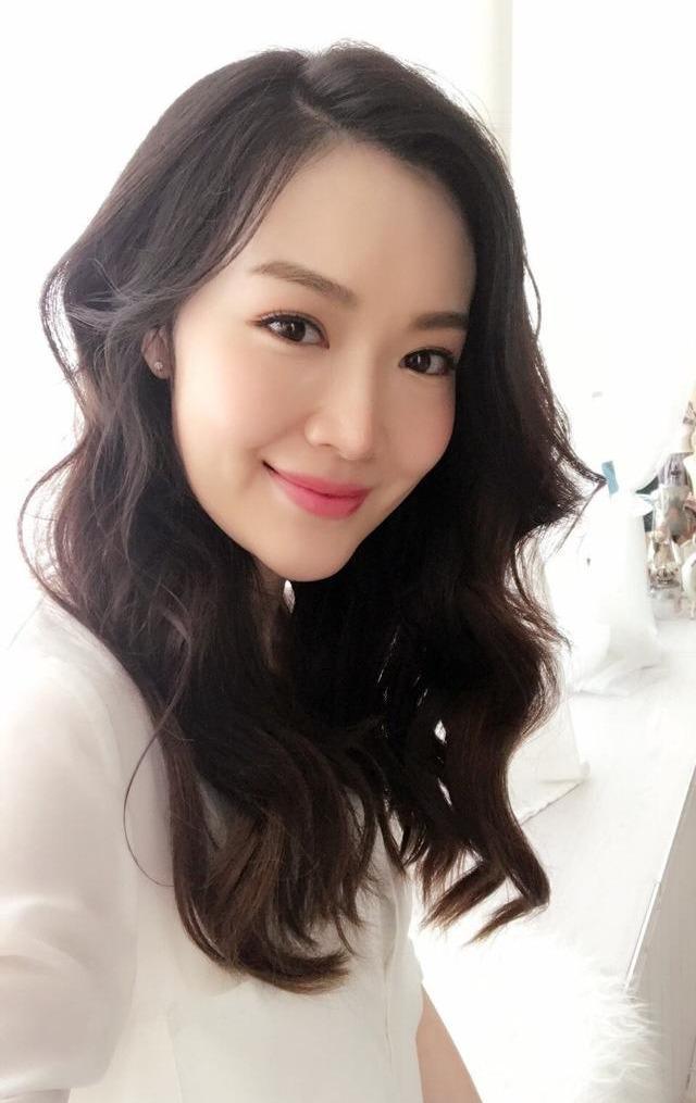 和叶翠翠相恋，与章子怡传绯闻，二婚的黄有龙为何娶赵薇为妻？