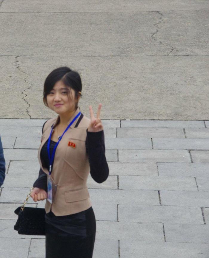 抓拍朝鲜街头冲我们笑的漂亮姑娘，鸭蛋脸上甜甜的笑