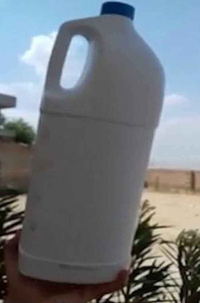 土耳其少女古灵精怪利用牛奶瓶巧拍飞机飞行画面，来学下拍照