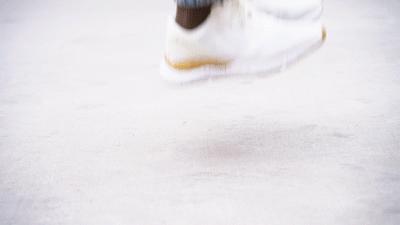 高弹超轻的黑科技跑鞋，高端脚踝保护装置，给脚按上一个“护盾”