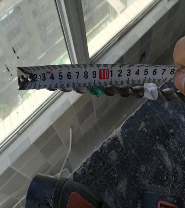 阳台晾衣架安装方法,晾衣架顶座横着安装还是竖着安装