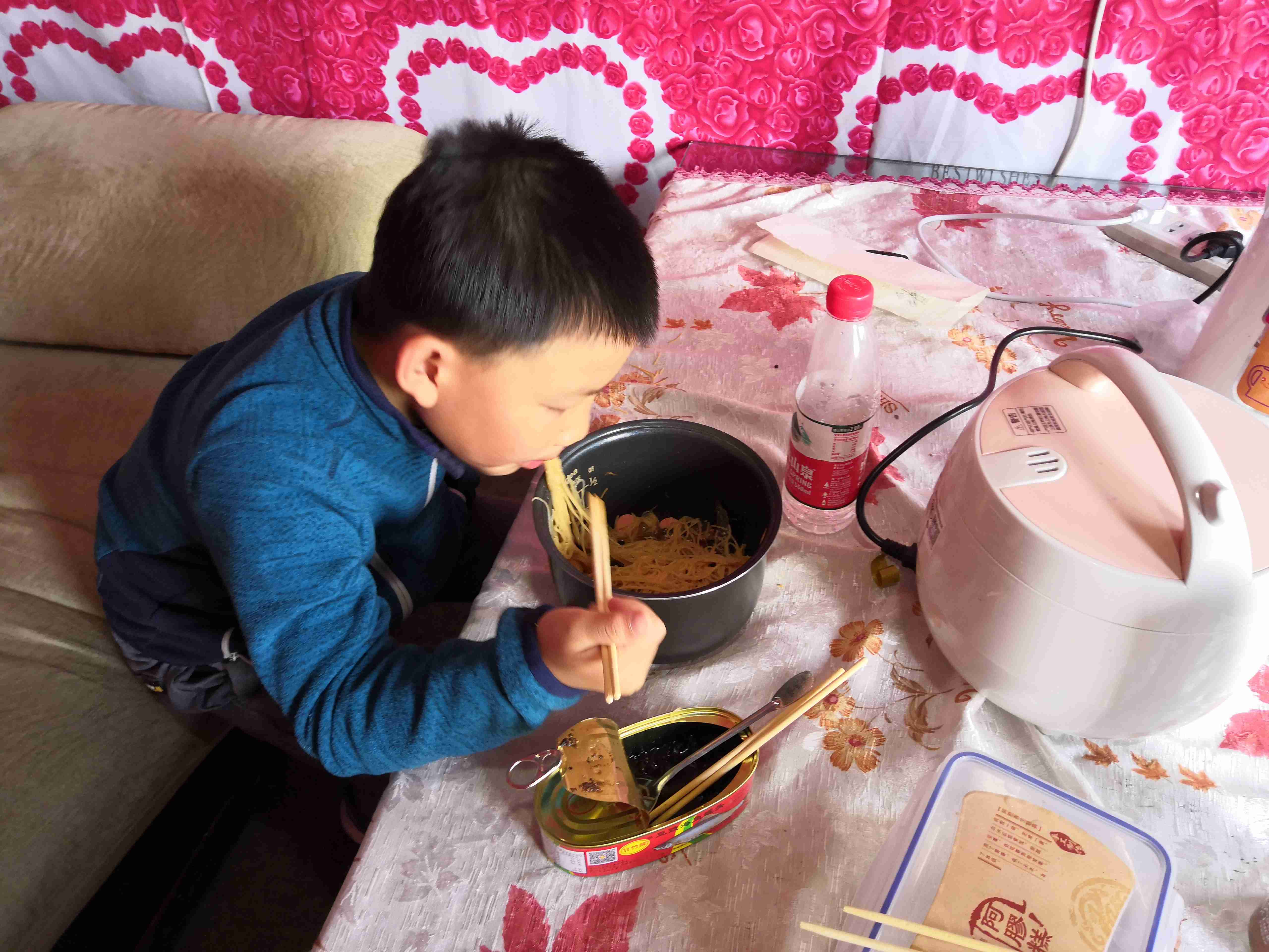 *疆新**蒙古包旅店老板，看他一天的收入多少，一个月就抵我一年工资