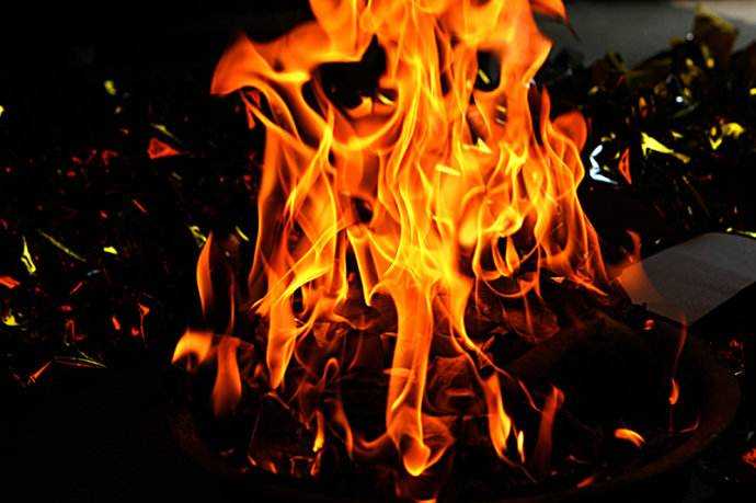 奥米多办公用品：碎纸机发展历程从手撕火烧到自动碎纸