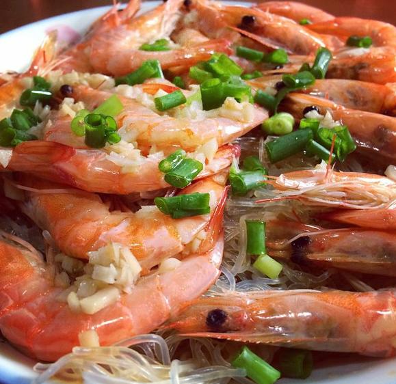 蒜蓉开背虾蒸粉丝的做法家常,彩虹小厨做的蒜蓉粉丝蒸虾