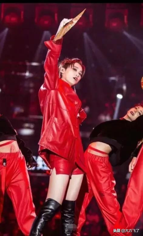 李宇春现场头戴面具,李宇春最新裙装