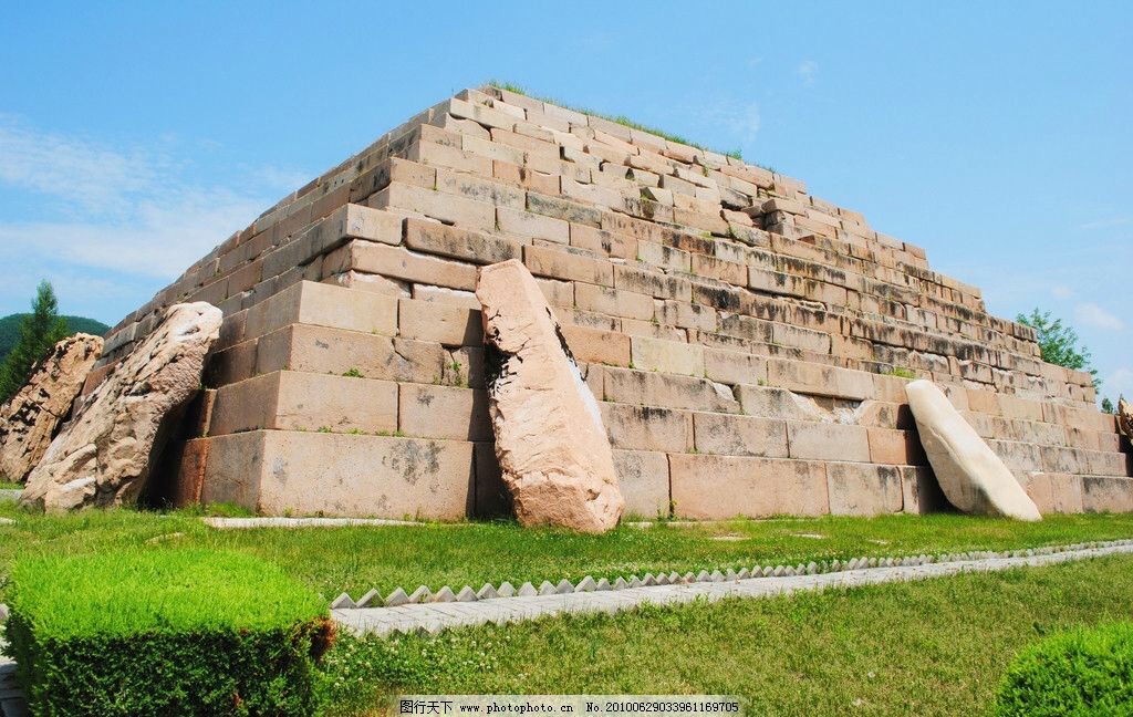 集安市东方金字塔图片,吉林七座金字塔