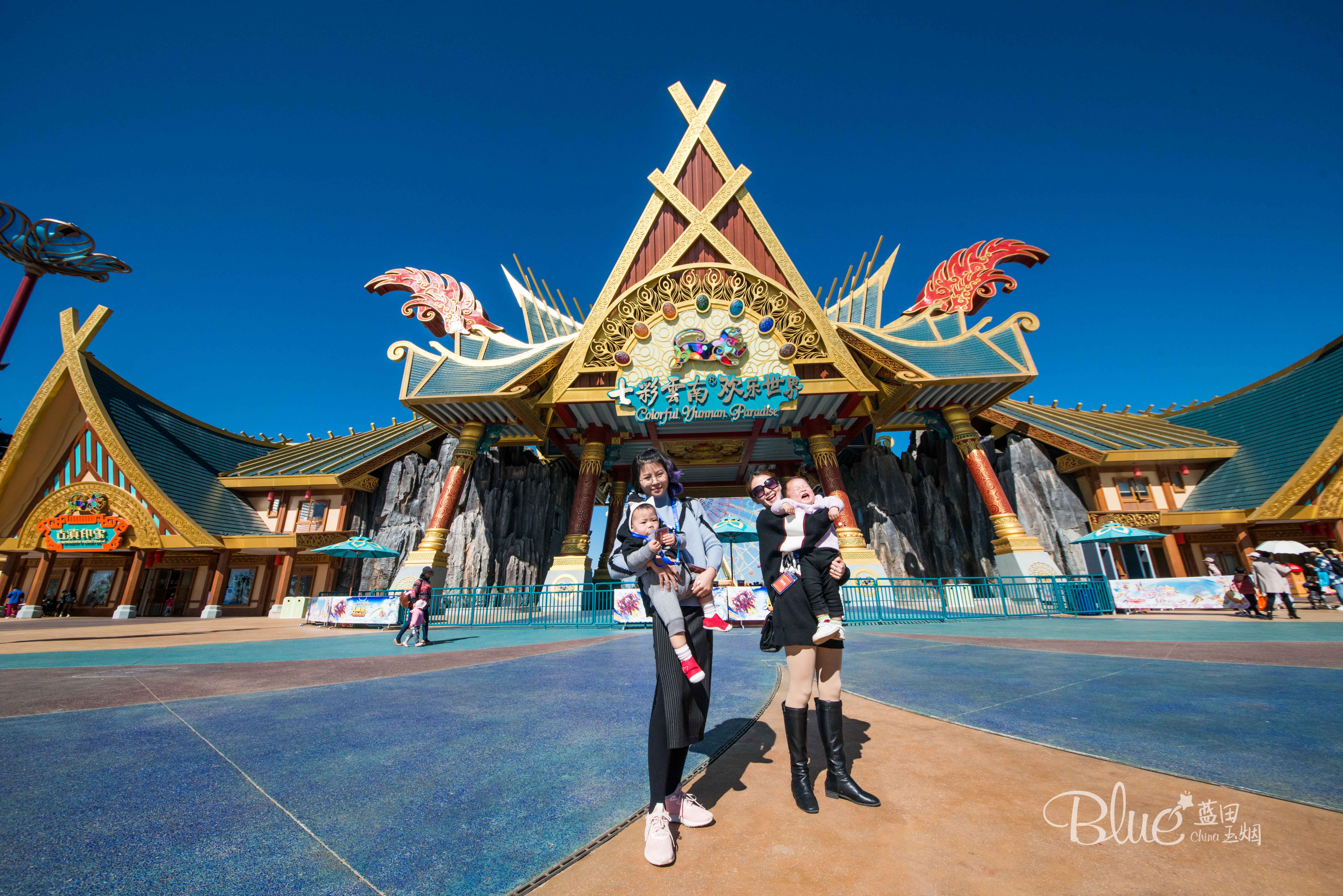 这个游乐园完全是男士们天堂，俄罗斯妹子的香吻和比心会收到手软